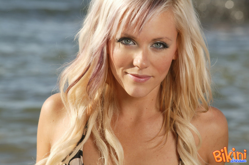 Natural Babe In Bikini 09