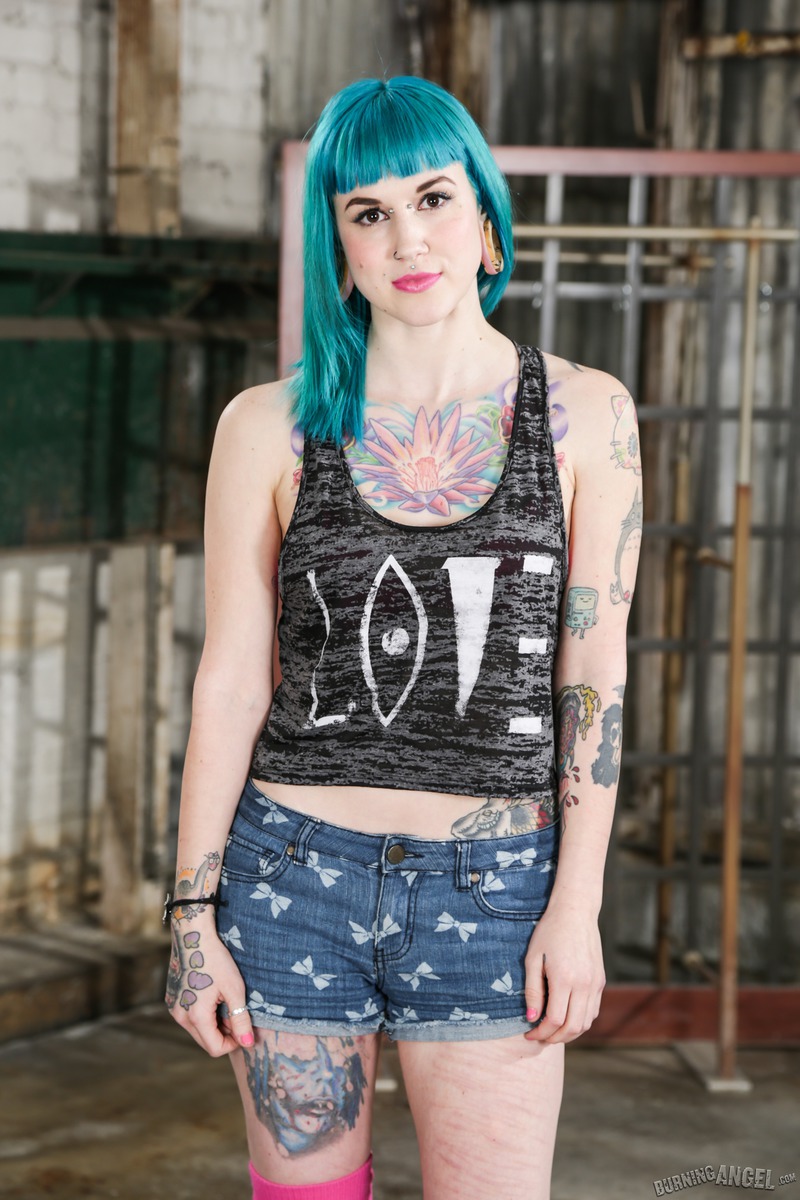 Punk Girl Severin Graves Spreads Her Legs Wide Open 00