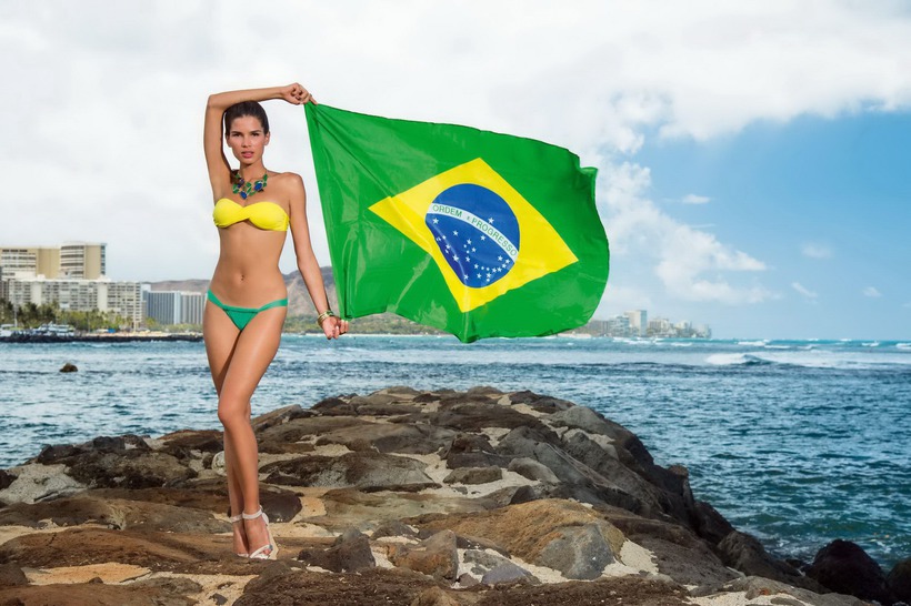 Raica Oliveira Posing On The Beach 14