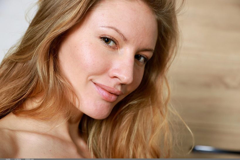 Long Legged Amateur Judith 00