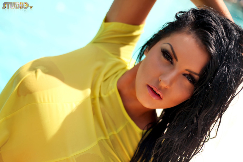 Yasmine Nude In The Pool 03