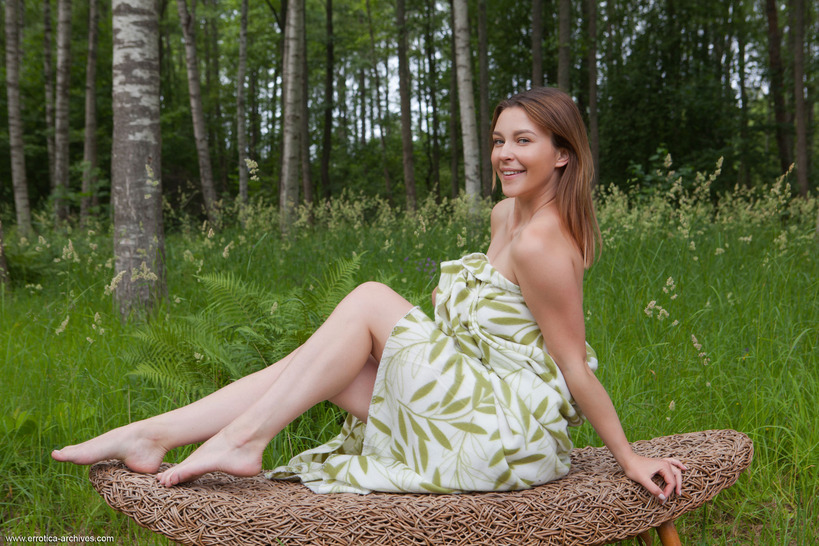 Shows Her Natural Side 02