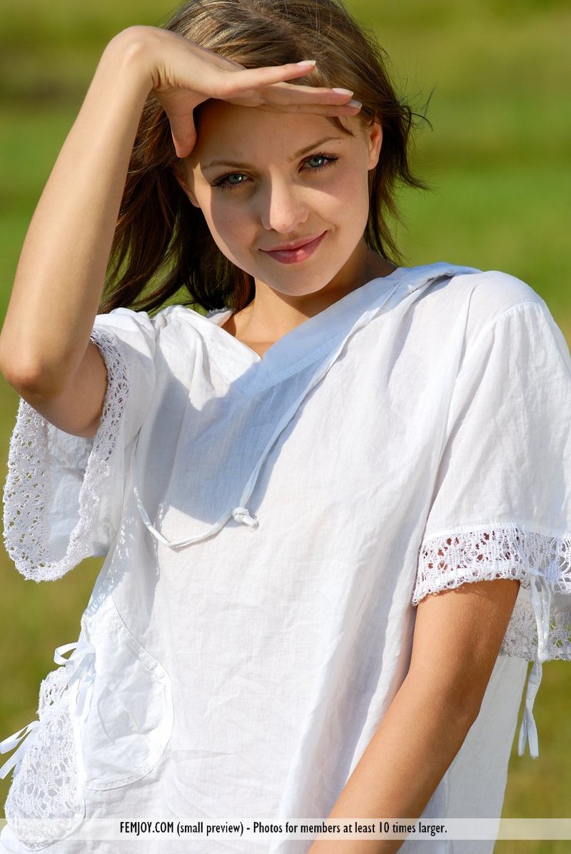 Sweet Teen Likes Showing Her Pussy 02