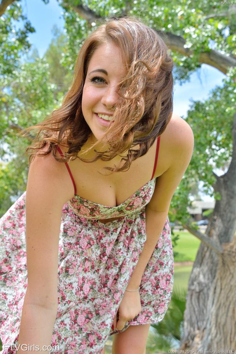 Kinsley Playing With Her Pussy Outdoor 00