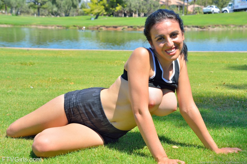 Sporty Amateur Saraya Shows Her Big Boobs In The Park 11