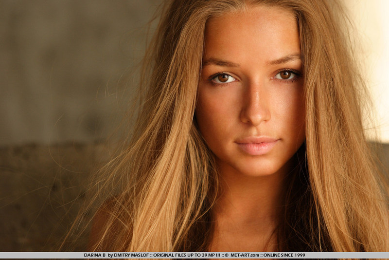 Darina Sexy Nude Girl Posing Outdoors 07