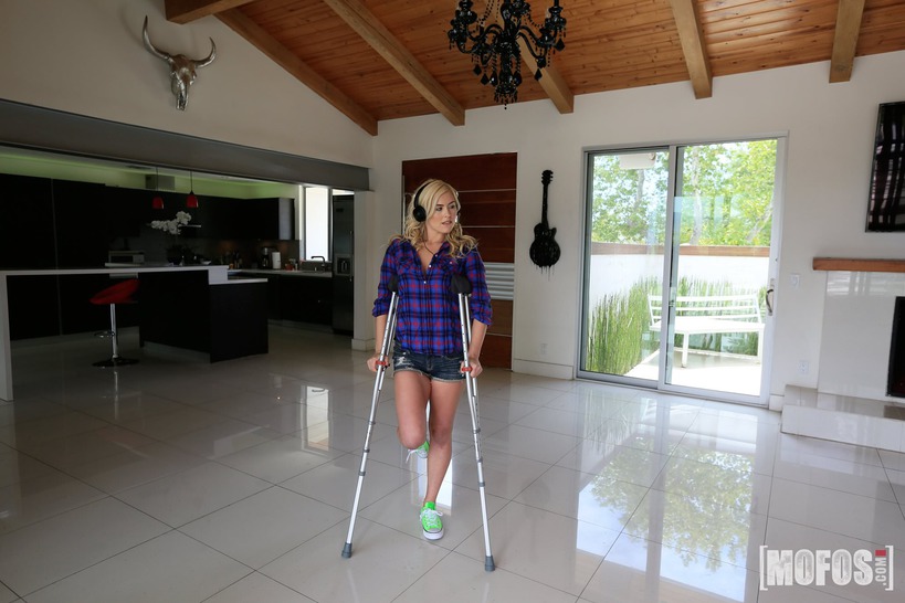 Twerking Blonde Blows Insurance Guy 00