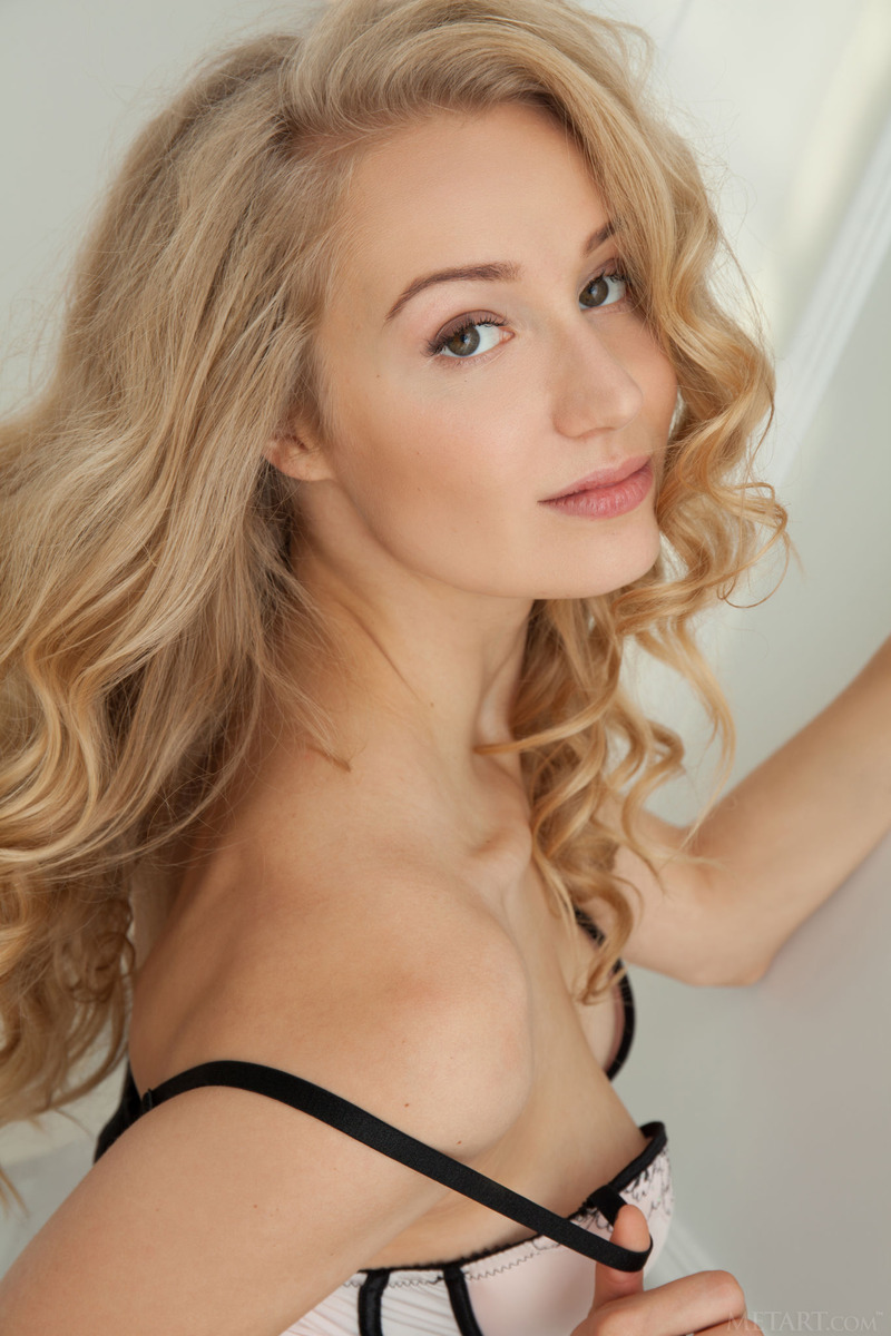 Naomi Kiss Looks Absolutely Stunning In An Exotic Bustier 01