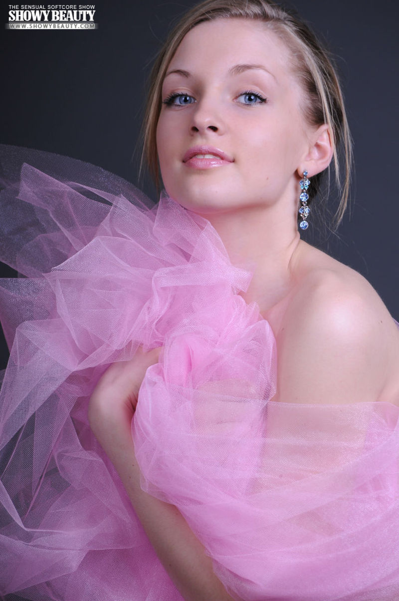 Hot Nude Girl Posing In The Studio 13