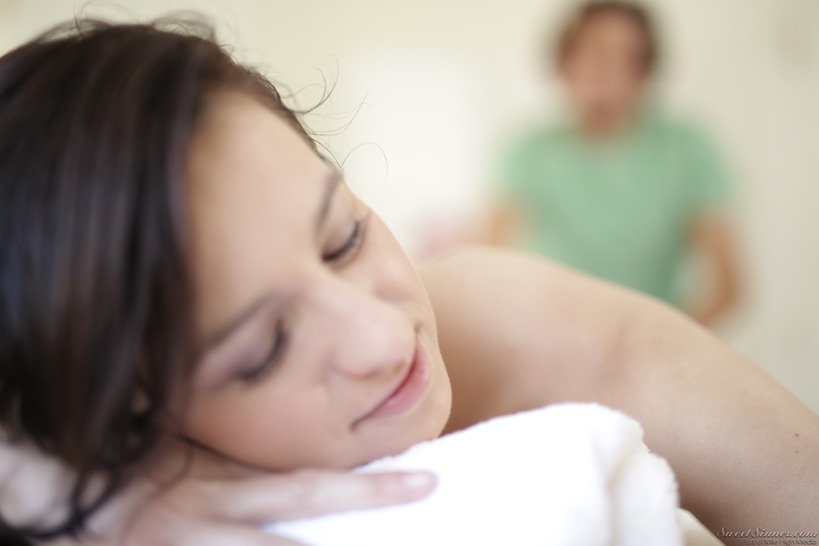 Cute Avery Moon Gets Fucked By The Masseur 00